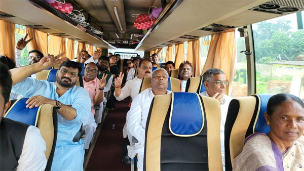 Soren’s MLAs on the move in buses: 10 points from Jharkhand Soren’s MLAs on the move in buses: 10 points from Jharkhand