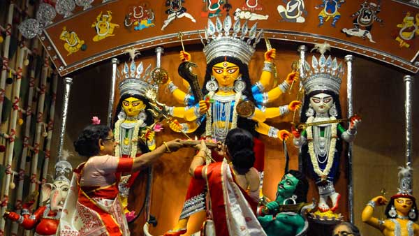 In town near Kolkata women priests, ‘Dhakis’ at first community Durga Puja In town near Kolkata women priests, ‘Dhakis’ at first community Durga Puja