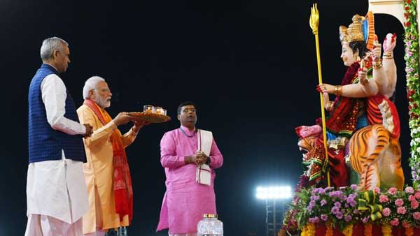 PM Modi offers Maha Aarti to Maa Amba PM Modi offers Maha Aarti to Maa Amba