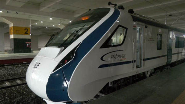 Vande Bharat Superfast Express train which Prime Minister Narendra Modi flagged off will run six days a week between Mumbai Central and Gandhinagar stations Vande Bharat Superfast Express train which Prime Minister Narendra Modi flagged off will run six days a week between Mumbai Central and Gandhinagar stations