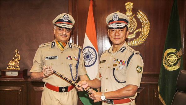 New Director General (DGs) of ITBP Anish Dayal Singh (L) takes charge from his predecessor SL Thaosen, in New Delhi New Director General (DGs) of ITBP Anish Dayal Singh (L) takes charge from his predecessor SL Thaosen, in New Delhi