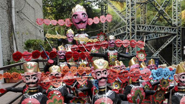 AAP will burn effigies of Ravan made of garbage at about 3,500 locations on Tuesday in protest against the BJPs failure in the maintenance of cleanliness in the national capital AAP will burn effigies of Ravan made of garbage at about 3,500 locations on Tuesday in protest against the BJPs failure in the maintenance of cleanliness in the national capital