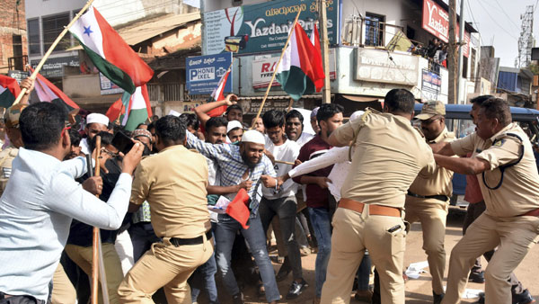 Police attempt to detain Popular Front of India (PFI) and Social Democratic Party of India (SDPI) workers during a protest against the raid of National Investigation Agency (NIA), in Hubballi Police attempt to detain Popular Front of India (PFI) and Social Democratic Party of India (SDPI) workers during a protest against the raid of National Investigation Agency (NIA), in Hubballi