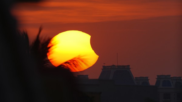 Stargazers spellbound as partial eclipse arcs across India Stargazers spellbound as partial eclipse arcs across India