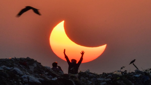 Stargazers spellbound as partial eclipse arcs across India Stargazers spellbound as partial eclipse arcs across India