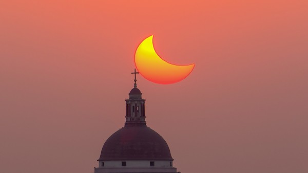 Stargazers spellbound as partial eclipse arcs across India Stargazers spellbound as partial eclipse arcs across India