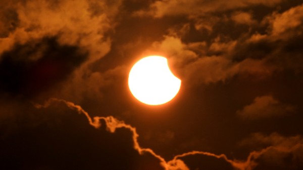 Stargazers spellbound as partial eclipse arcs across India Stargazers spellbound as partial eclipse arcs across India