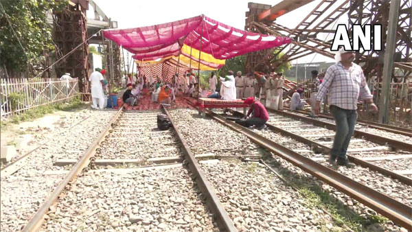 Farmers under the aegis of the Kisan Mazdoor Sangharsh Committee hold rail roko agitation for 3 hours to mark the first anniversary of Lakhimpur Kheri incident Farmers under the aegis of the Kisan Mazdoor Sangharsh Committee hold rail roko agitation for 3 hours to mark the first anniversary of Lakhimpur Kheri incident