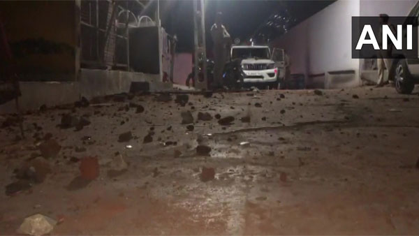 Stones pelted during Navratri celebrations in Gujarats Kheda, 6 detained Stones pelted during Navratri celebrations in Gujarats Kheda, 6 detained
