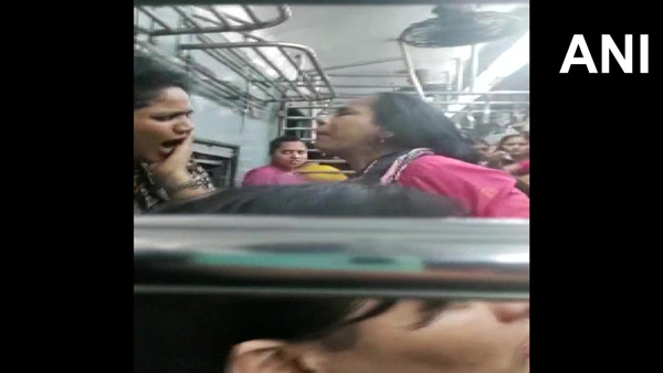 Women in Mumbai local get into physical fight over a seat, video goes viral Women in Mumbai local get into physical fight over a seat, video goes viral