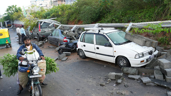Bengaluru: Heavy rains lead to wall collapse; light showers in the next 5 days likely Bengaluru: Heavy rains lead to wall collapse; light showers in the next 5 days likely