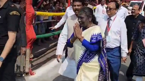 President Murmu walks 2 km on foot to visit Jagannath Temple President Murmu walks 2 km on foot to visit Jagannath Temple