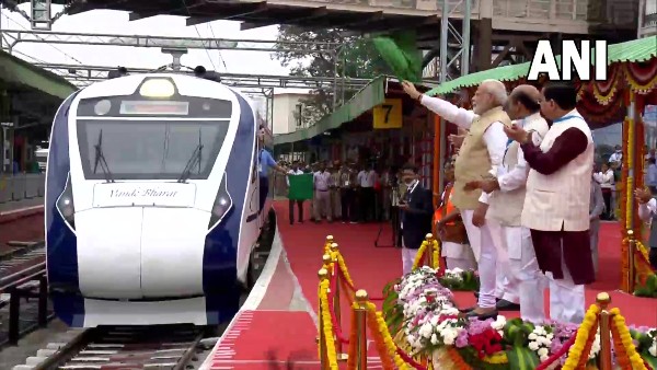 PM Modi flags off Vande Bharat Express at KSR railway station in Bengaluru PM Modi flags off Vande Bharat Express at KSR railway station in Bengaluru