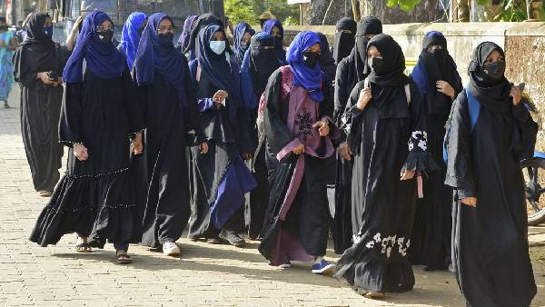 After school allows wearing of hijab, Hindu students wear Namabali in West Bengal After school allows wearing of hijab, Hindu students wear Namabali in West Bengal