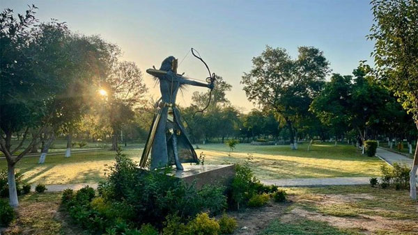 Statue of symbolic warrior woman vandalised in Pakistan’s Lahore Statue of symbolic warrior woman vandalised in Pakistan’s Lahore