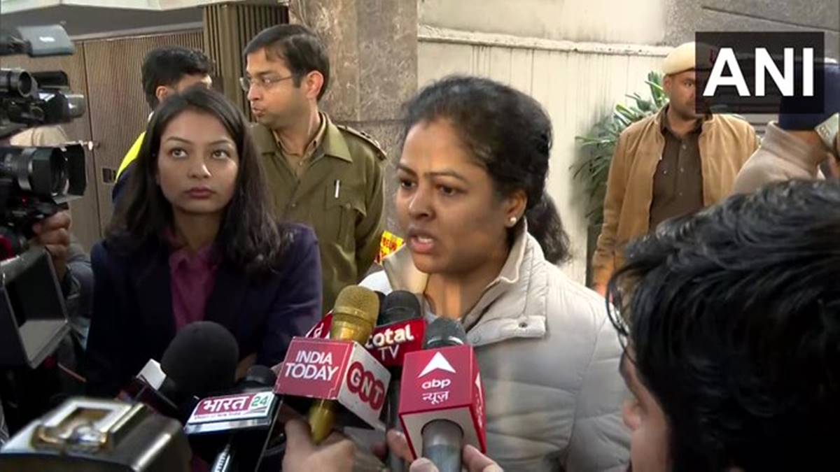 Delhi School Evacuated After Bomb Threat Oneindia News Delhi School Evacuated After Bomb Threat Oneindia News