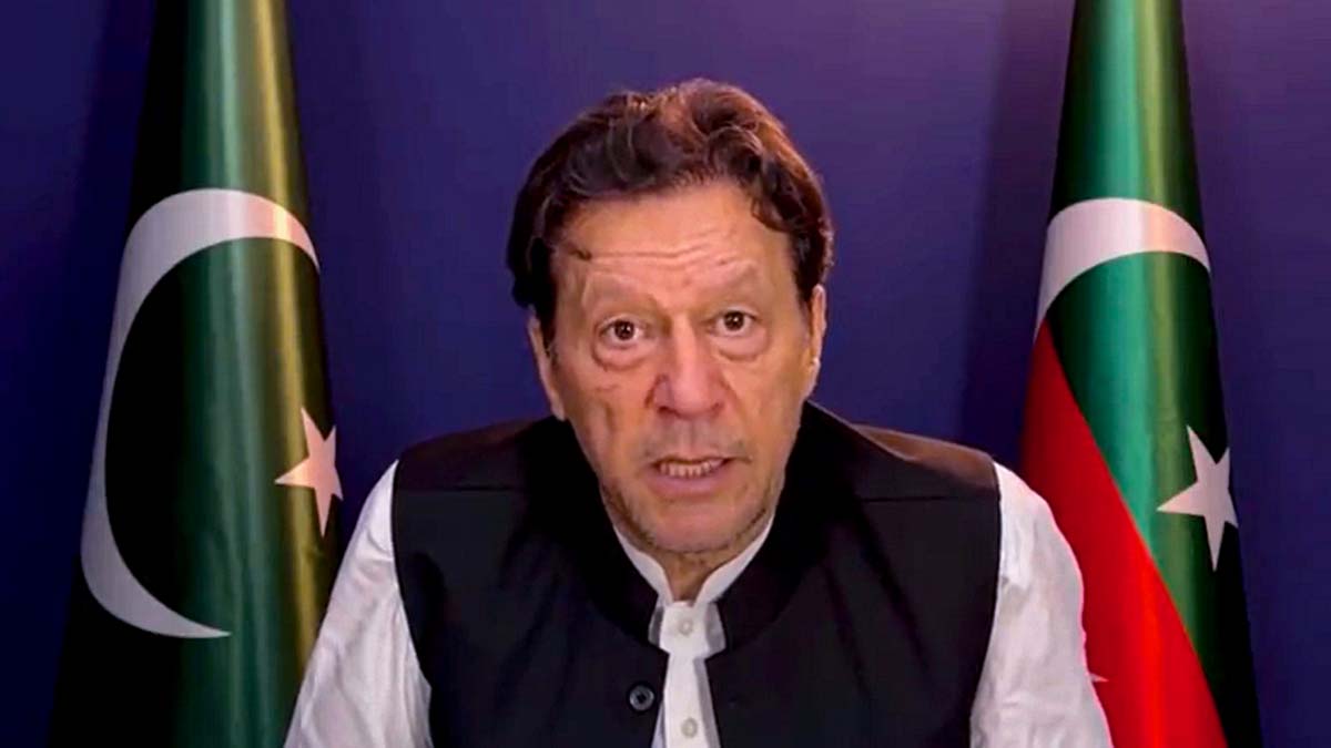 Pak Police Arrive At Imran Khans Residence In Lahore For Search Operation Pak Police Arrive At Imran Khans Residence In Lahore For Search Operation