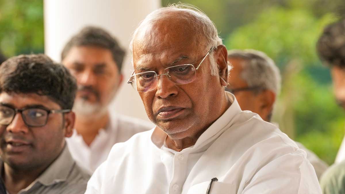 मल्लिकार्जुन खरगे की बढ़ी मुश्किलें!, मानहानि केस में कांग्रेस अध्यक्ष को कोर्ट का समन, बजरंग दल...- Mallikarjun Kharge's difficulties increased! Court summons Congress President in defamation case, Bajrang Dal...