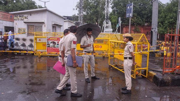 34 Year Old Delhi School Teacher Dies Of Touching Electric Pole At 
