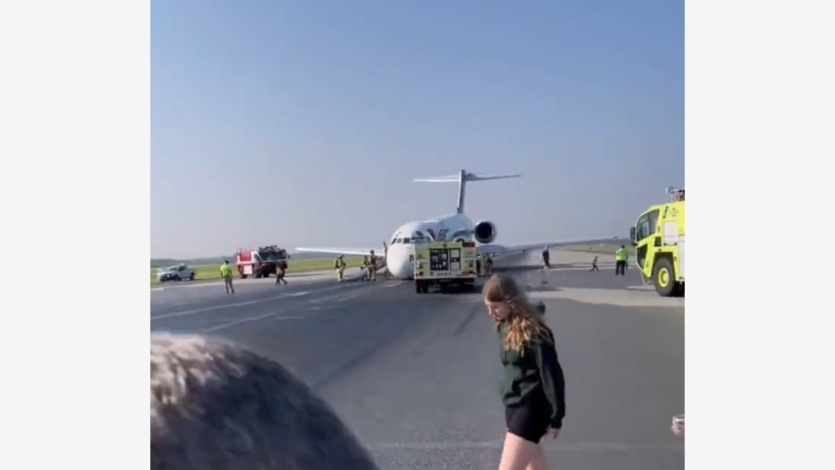 Watch Delta Plane Makes Dramatic Emergency Landing After Front Gear