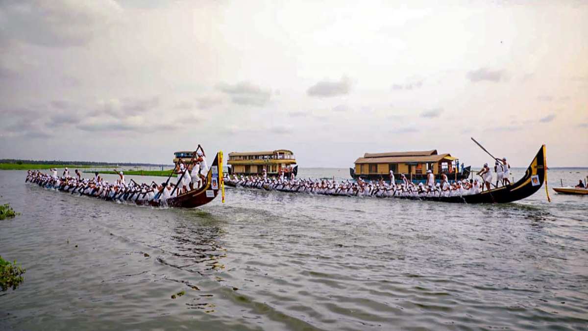 Vallam Kali 2023 Snake Boat Capsizes in Kerala During Boat Race, 25