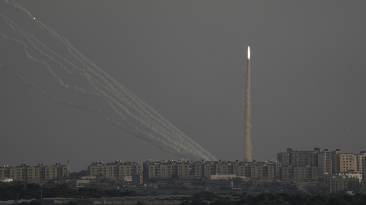 Palestinian Militants Launch Dozens Of Rockets Into Israel - Oneindia News