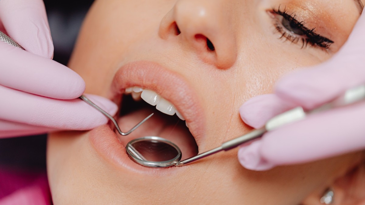 US Woman Claims Disfigurement After Dentist Performs 32 Procedures In