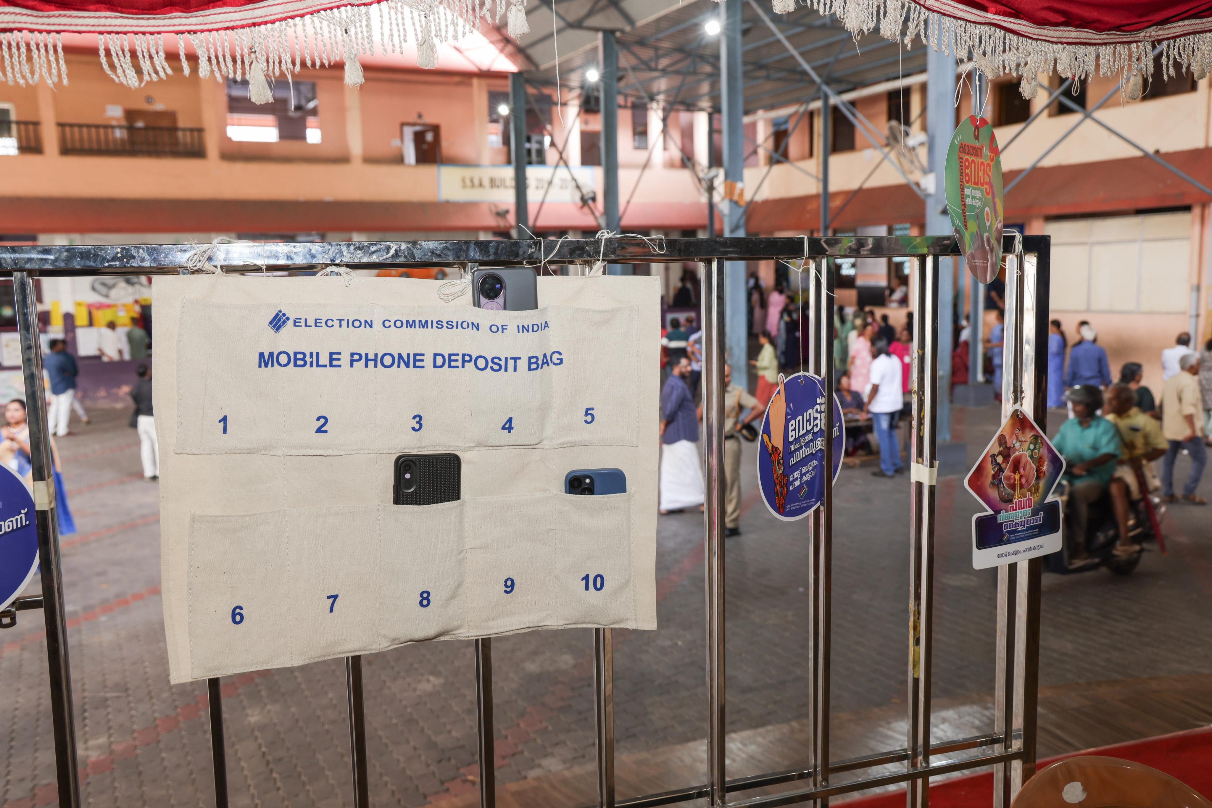 কেরলের ভোটকেন্দ্রে মোবাইল পাউচ