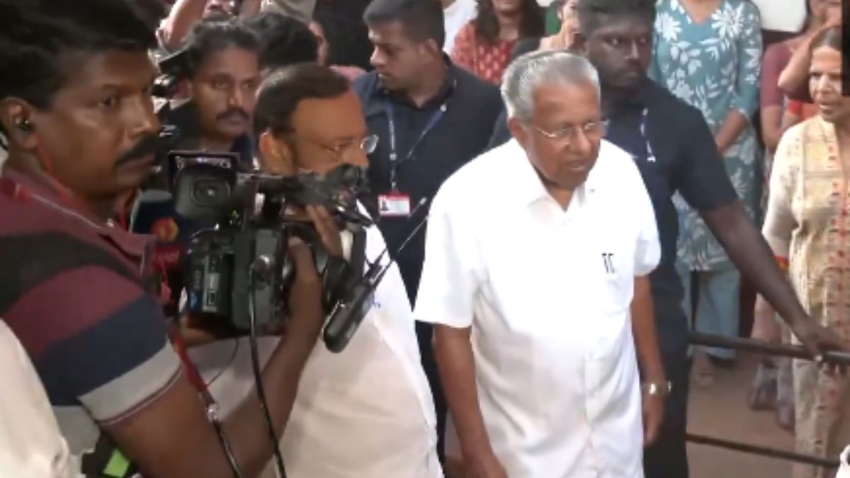 ভোট দিলেন কেরলের মুখ্যমন্ত্রী পিনারাই বিজয়ন: