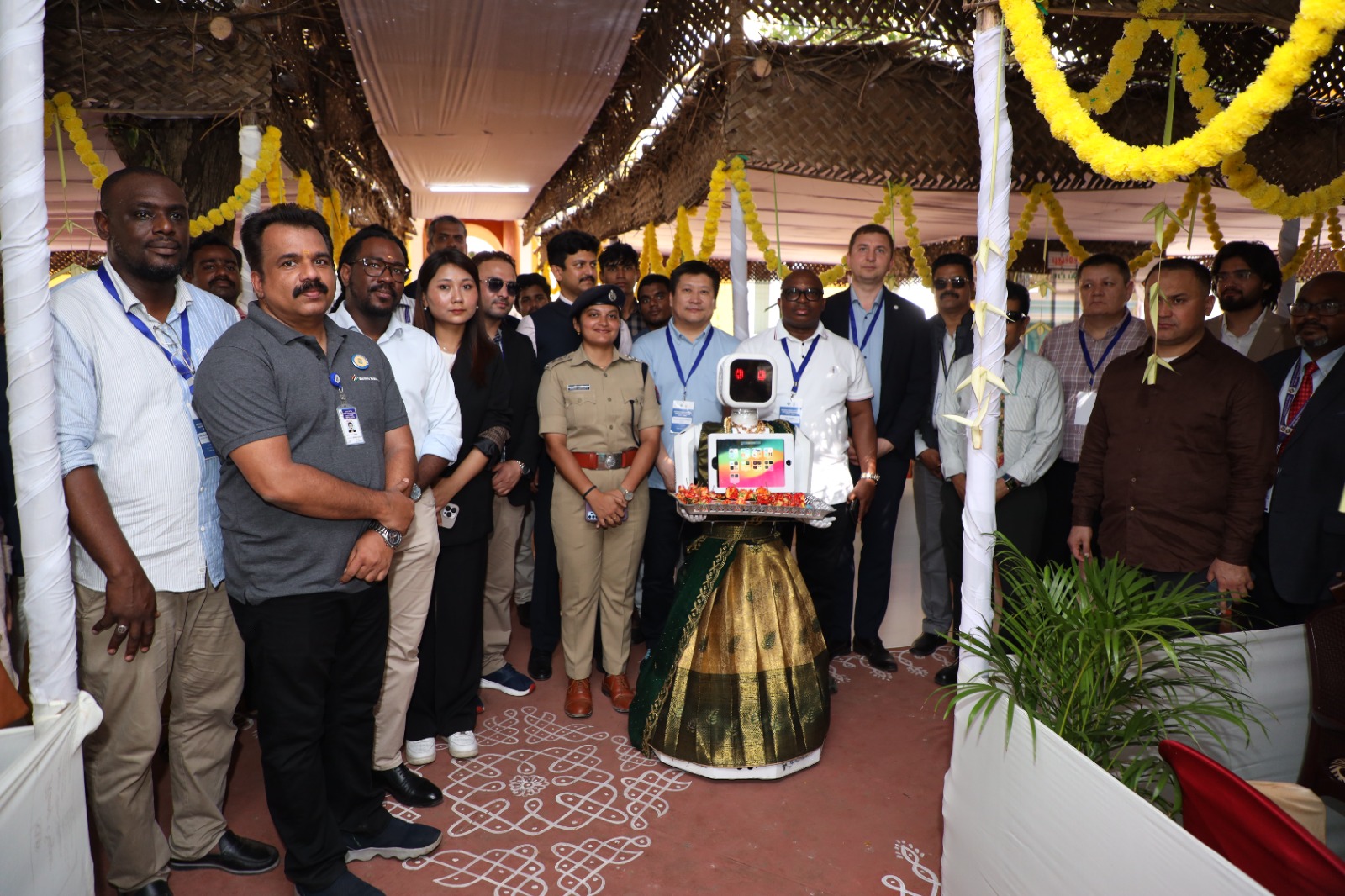 পুদুচেরির নির্বাচনে বিশেষ আকর্ষণ রোবট 'নীলা', বিদেশি প্রতিনিধিদের স্বাগত জানাল এই 'ওয়েলকাম বট'