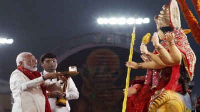 Watch: Modi performs 'aarti' of Goddess