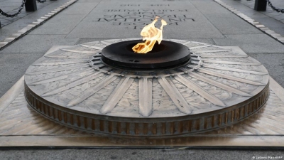 Paris: Knife-Wielding Man Shot By Police