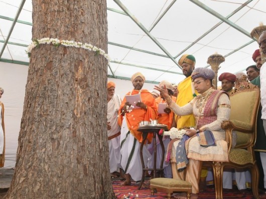 Maharaja Of Mysuru Yaduveer Krishnadatta Chamaraja Wadiyar Performs Worship As Part Of Mysuru Dasara