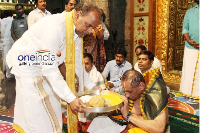 AP Governor ESL Narasimhan Offers Prayers At Sri Pat AP Governor ESL Narasimhan Offers Prayers At Sri Pat
