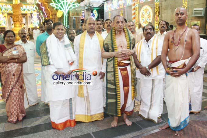 AP Governor ESL Narasimhan Offers Prayers At Sri Pat AP Governor ESL Narasimhan Offers Prayers At Sri Pat
