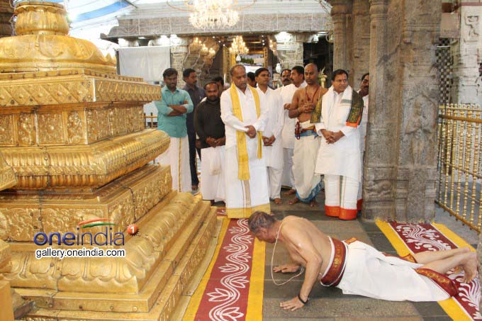 AP Governor ESL Narasimhan Offers Prayers At Sri Pat AP Governor ESL Narasimhan Offers Prayers At Sri Pat