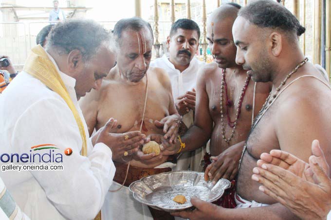 AP Governor ESL Narasimhan Offers Prayers At Sri Pat AP Governor ESL Narasimhan Offers Prayers At Sri Pat