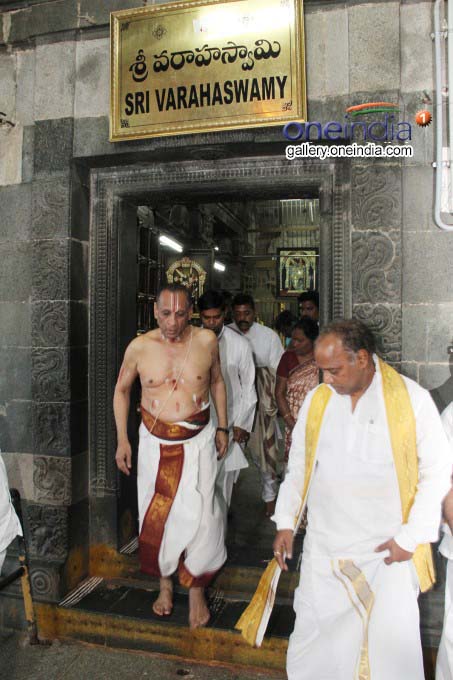 AP Governor ESL Narasimhan Offers Prayers At Sri Pat AP Governor ESL Narasimhan Offers Prayers At Sri Pat