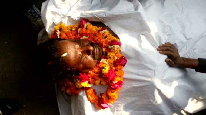 यूपी चुनाव में पर्चा भरने अर्थी पर आई एक 'लाश' यूपी चुनाव में पर्चा भरने अर्थी पर आई एक 'लाश'