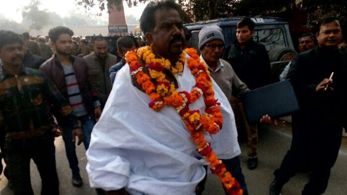 यूपी चुनाव में पर्चा भरने अर्थी पर आई एक 'लाश' यूपी चुनाव में पर्चा भरने अर्थी पर आई एक 'लाश'