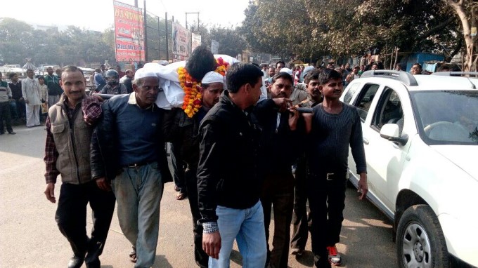 यूपी चुनाव में पर्चा भरने अर्थी पर आई एक 'लाश' यूपी चुनाव में पर्चा भरने अर्थी पर आई एक 'लाश'