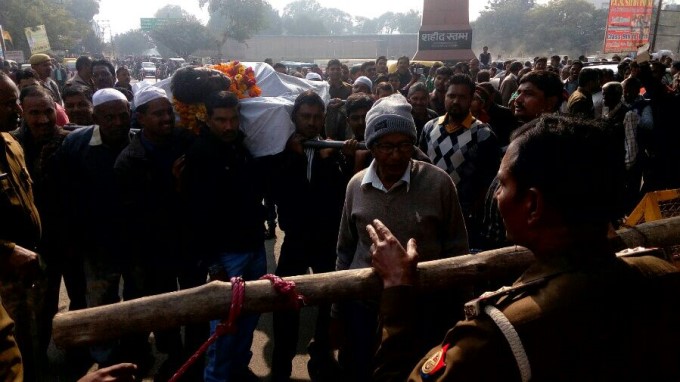 यूपी चुनाव में पर्चा भरने अर्थी पर आई एक 'लाश' यूपी चुनाव में पर्चा भरने अर्थी पर आई एक 'लाश'