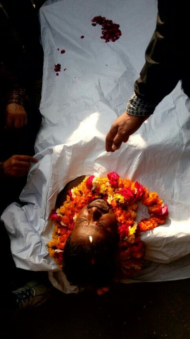 यूपी चुनाव में पर्चा भरने अर्थी पर आई एक 'लाश' यूपी चुनाव में पर्चा भरने अर्थी पर आई एक 'लाश'