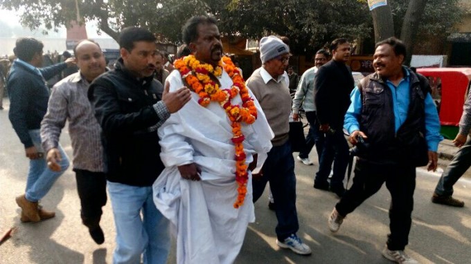 यूपी चुनाव में पर्चा भरने अर्थी पर आई एक 'लाश' यूपी चुनाव में पर्चा भरने अर्थी पर आई एक 'लाश'