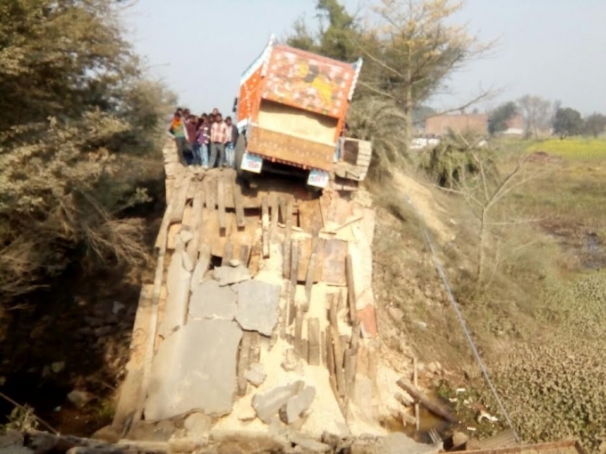 अखिलेश के विकास का पुल ऐसे ढहा, देखिए तस्वीरें अखिलेश के विकास का पुल ऐसे ढहा, देखिए तस्वीरें