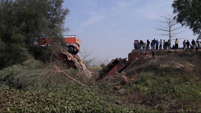 अखिलेश के विकास का पुल ऐसे ढहा, देखिए तस्वीरें अखिलेश के विकास का पुल ऐसे ढहा, देखिए तस्वीरें