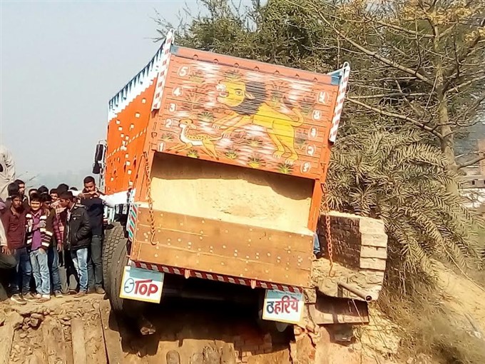 अखिलेश के विकास का पुल ऐसे ढहा, देखिए तस्वीरें अखिलेश के विकास का पुल ऐसे ढहा, देखिए तस्वीरें