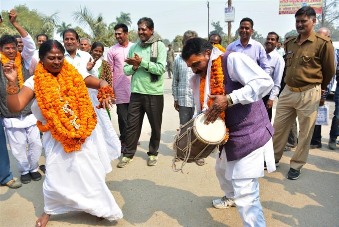 वाराणसी: अनोखे अंदाज में नामांकन करवाने पहुंचे दो प्रत्याशी वाराणसी: अनोखे अंदाज में नामांकन करवाने पहुंचे दो प्रत्याशी