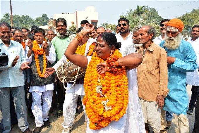 वाराणसी: अनोखे अंदाज में नामांकन करवाने पहुंचे दो प्रत्याशी वाराणसी: अनोखे अंदाज में नामांकन करवाने पहुंचे दो प्रत्याशी