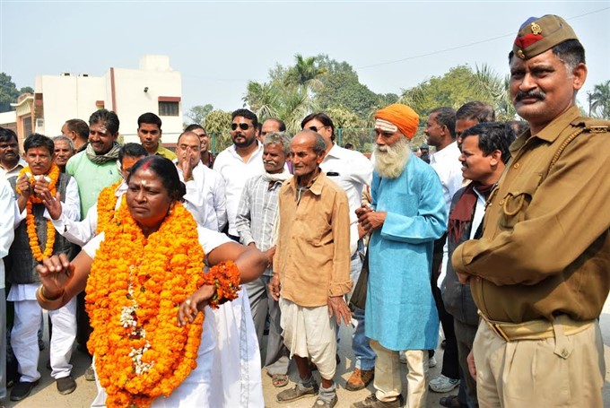 वाराणसी: अनोखे अंदाज में नामांकन करवाने पहुंचे दो प्रत्याशी वाराणसी: अनोखे अंदाज में नामांकन करवाने पहुंचे दो प्रत्याशी